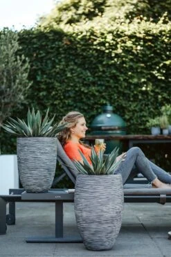 Capi Bloempot Nature Elegant Rib NL - D34 X H46cm - Antraciet 7 Capi Bloempot Nature Elegant Rib NL - D34 X H46cm - Antraciet -Planten Winkel vaas elegant laag rib nl 36x47 antraciet bloempot 7 8